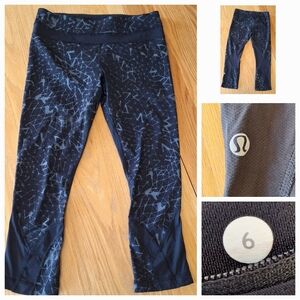 Lululemon  Black and Gray Geometric Capris Size 6